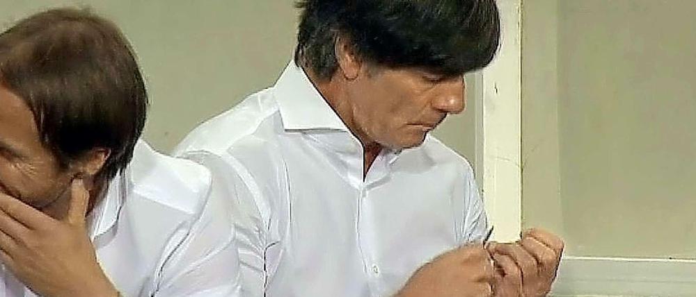 Gefeilte Aufmerksamkeit. Joachim Löw reagiert auf einen eingerissenen Nagel.