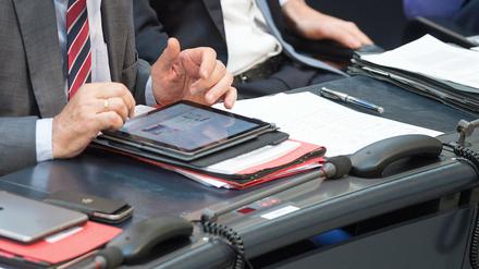 Unsichere Daten: Ein Bundestagsabgeordneter nutzt während einer Sitzung des Bundestages einen Tablet-Computer.