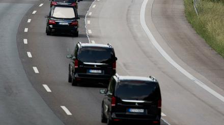 Ein Konvoi aus Leichenwagen mit Opfern des Germanwings-Absturzes fährt am 10.06.2015 über die Autobahn A3 bei Mülheim an der Ruhr (Nordrhein-Westfalen) in Richtung Haltern am See. Elf Wochen nach der Germanwings-Katastrophe in den französischen Alpen sind die ersten Opfer nach Deutschland gebracht worden. Die meisten Opfer des Fluges Germanwings 4U 9525 stammten aus Deutschland, darunter 16 Schüler aus Haltern am See.