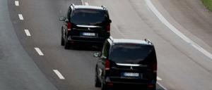 Ein Konvoi aus Leichenwagen mit Opfern des Germanwings-Absturzes fährt am 10.06.2015 über die Autobahn A3 bei Mülheim an der Ruhr (Nordrhein-Westfalen) in Richtung Haltern am See. Elf Wochen nach der Germanwings-Katastrophe in den französischen Alpen sind die ersten Opfer nach Deutschland gebracht worden. Die meisten Opfer des Fluges Germanwings 4U 9525 stammten aus Deutschland, darunter 16 Schüler aus Haltern am See.