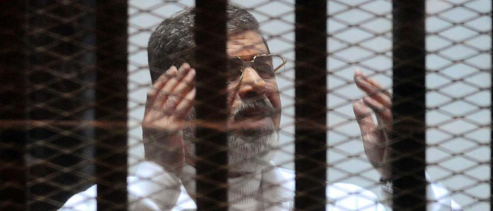 Ägyptens Ex-Präsident Mohammed Mursi auf einem Foto vom Februar hinter Gittern im Gerichtssaal in Kairo. 