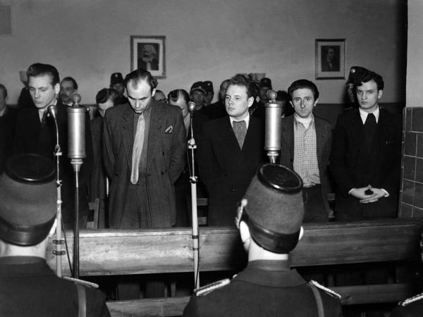 Das Ostberliner Schwurgericht fällte am im April 1950 die Urteile gegen die Gladow-Bande.