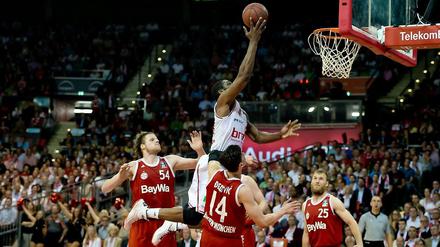 Bambergs Trevor Mbakwe (oben) setzt sich gegen John Bryant (l-r), Nihad Djedovic und Anton Gavel von München durch.