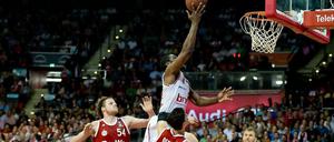 Bambergs Trevor Mbakwe (oben) setzt sich gegen John Bryant (l-r), Nihad Djedovic und Anton Gavel von München durch.