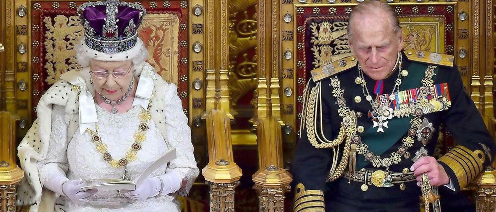 Lange Tradition: Das britische Monarchenpaar bei der Parlamentseröffnung.