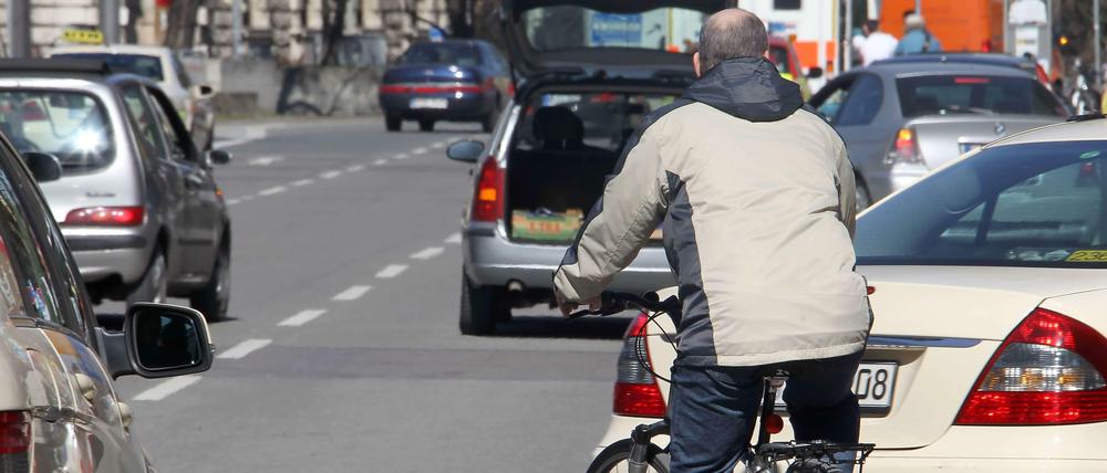 Die Berliner Verkehrspolitik ist Rückständig. Alternativen zur Auto-Abgasschleuder, sind Fahrrad und ÖPNV. Bei beidem mangelt es allerdings am Ausbau.