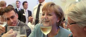 Stößchen: Angela Merkel vergnügt sich 2012 auf der Stallwächter-Party.