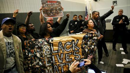"Black Lives Matter" steht auf einem Banner von Demonstranten während einer Pressekonferenz in einer Polizeiwache in Los Angeles am Dienstag.
