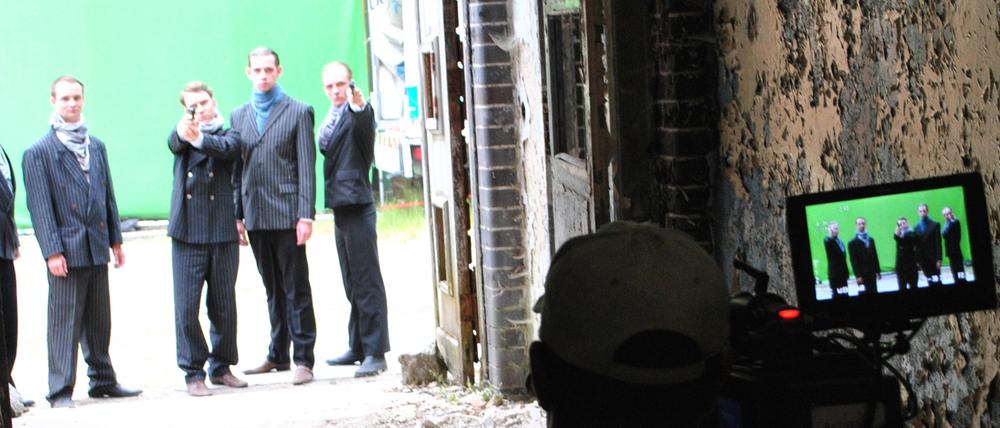 Schuss, Gegenschuss. So sieht’s am Set für den Film der Reihe „Tatort Berlin“ aus, der am Wochenende bei Oranienburg gedreht wurde.