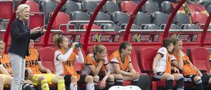 "Das wird schwer". Bundestrainerin Neid (li.) warnt vor den Schwedinnen.