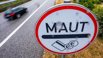 Verschoben. Bundesverkehrsminister Dobrindt hat die Einführung der Pkw-Maut wegen rechtlicher Schritte der EU-Kommission verschoben. 