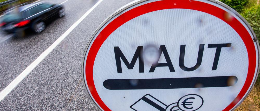 Verschoben. Bundesverkehrsminister Dobrindt hat die Einführung der Pkw-Maut wegen rechtlicher Schritte der EU-Kommission verschoben. 