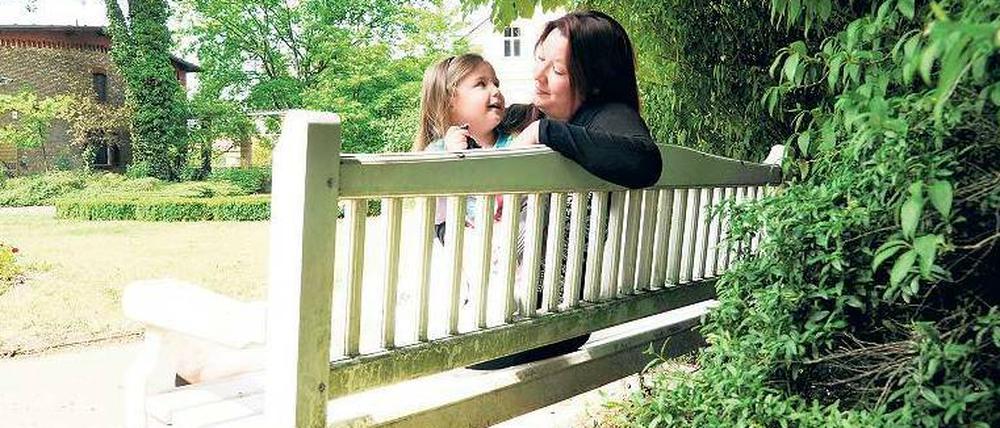 Gefährliches Erbe. Doreen Thiel ist glücklich mit ihrer Tochter Stella. Doch auch sie könnte die Genmutation in sich tragen. 