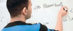 Arbeitssprache Deutsch: Viele Flüchtlinge scheitern auf Jobsuche bereits daran. Die Politik denkt darüber nach, Sprachkurse demnächst schon früh für sie zu öffnen. Foto: Britta Pedersen/dpa
