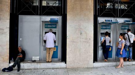 Bankkunden heben an Geldautomaten in Thessaloniki Bargeld ab.