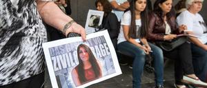 Verwandte, Freunde und Anhaenger von Tugce Albayrak stehen am Dienstag nach der Urteilsverkuendung im sogenannten "Tugce-Prozess" mit Plakaten vor dem Landgericht in Darmstadt. Tugces Grossmutter hält hier ein Plakat mit einem Foto ihrer Enkelin. 