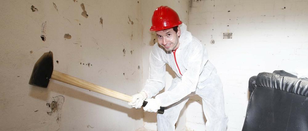 Schlagfertig. Christian Block hat in Lichtenberg Berlins ersten Crash Room gegründet. Für 99 Euro kann man hier alles kaputt schlagen.