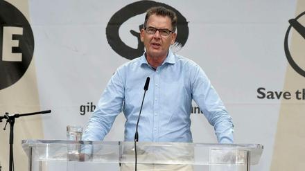 Bei Nichtregierungsorganisationen steht Entwicklungsminister Gerd Müller (CSU) hoch im Kurs. Das Foto zeigt ihn bei einer Kundgebung im Umfeld des G-7-Gipfels, die die Kampagnenorganisation One organisiert hatte.