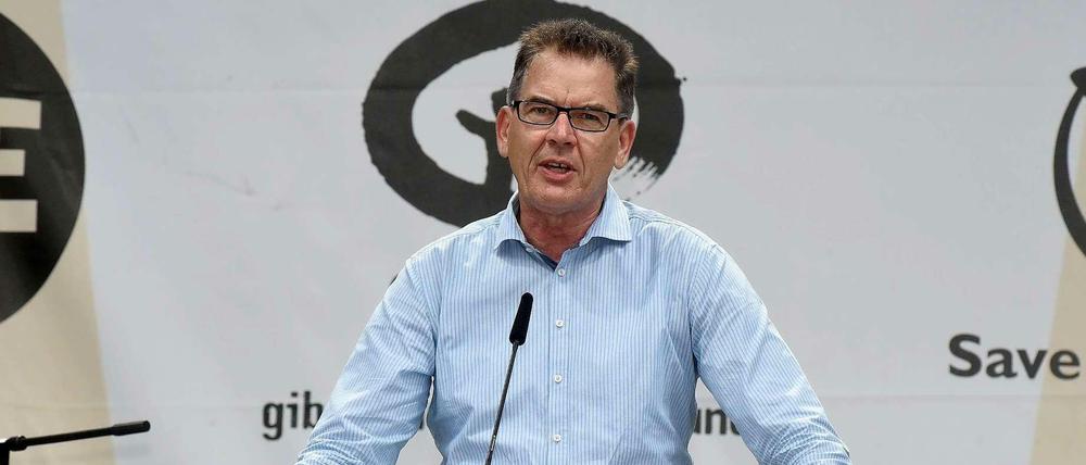 Bei Nichtregierungsorganisationen steht Entwicklungsminister Gerd Müller (CSU) hoch im Kurs. Das Foto zeigt ihn bei einer Kundgebung im Umfeld des G-7-Gipfels, die die Kampagnenorganisation One organisiert hatte.