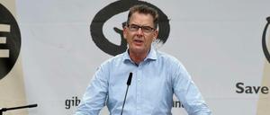 Bei Nichtregierungsorganisationen steht Entwicklungsminister Gerd Müller (CSU) hoch im Kurs. Das Foto zeigt ihn bei einer Kundgebung im Umfeld des G-7-Gipfels, die die Kampagnenorganisation One organisiert hatte. 