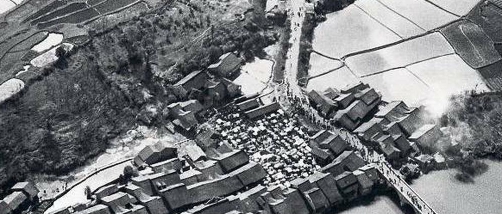 Markttag in einem Dorf in Süd-Hunan, fotografiert von Wulf-Diether Graf zu Castell-Rüdenhausen in den 30er Jahren
