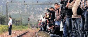 Der Landweg. In Mazedonien warten Flüchtlinge auf einen Zug, der sie nach Norden bringen soll. Sie stammen aus Syrien, Afghanistan, Pakistan.