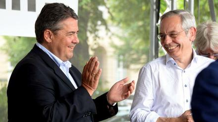 Bundeswirtschaftsminister Sigmar Gabriel (SPD) (l) applaudiert am 13.06.2015 neben dem Chef der Industriegewerkschaft Bergbau, Chemie, Energie (IG BCE), Michael Vassiliadis, auf einer Kundgebung des Deutschen Gewerkschaftsbundes (DGB) im Tarifkonflikt der Sozial- und Erziehungsdienste in Hannover (Niedersachsen). 