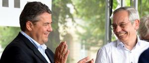 Bundeswirtschaftsminister Sigmar Gabriel (SPD) (l) applaudiert am 13.06.2015 neben dem Chef der Industriegewerkschaft Bergbau, Chemie, Energie (IG BCE), Michael Vassiliadis, auf einer Kundgebung des Deutschen Gewerkschaftsbundes (DGB) im Tarifkonflikt der Sozial- und Erziehungsdienste in Hannover (Niedersachsen).