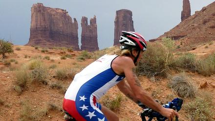Achim Heukemes aus Hagnau (Bodensee) fährt mit dem Rad quer durch die USA, aufgenommen am 12.07.2011 in Utah. Der 63-Jährige startet an der US-Westküste bei einem der härtesten Radrennen der Welt.
