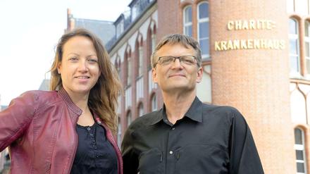 Zwei für Tausende. Dana Lützkendorf und Carsten Becker auf dem Campus der Charité in Mitte.