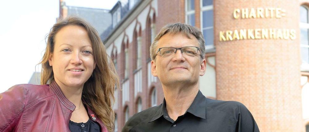 Zwei für Tausende. Dana Lützkendorf und Carsten Becker auf dem Campus der Charité in Mitte.