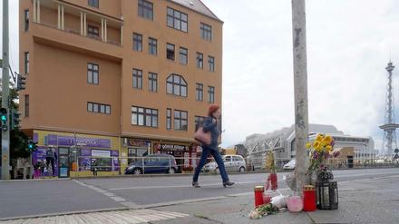 Blumen und Grablichter erinnern an den Tod eines Radfahrers in der Neuen Kantstraße, Ecke Wundtstraße.