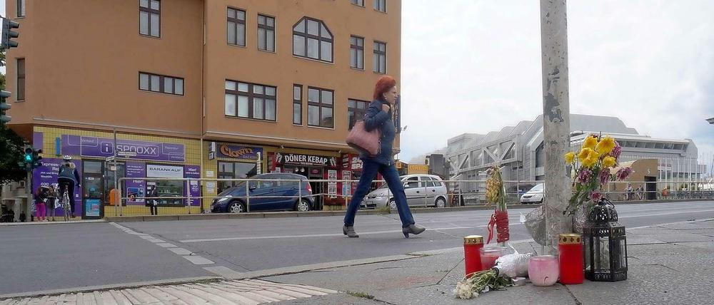 Blumen und Grablichter erinnern an den Tod eines Radfahrers in der Neuen Kantstraße, Ecke Wundtstraße.