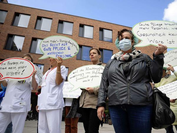 Kurz vor dem Streik protestieren Schwestern vor einem Treffen des Charité-Vorstandes.