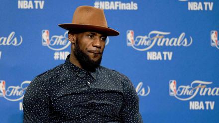 Unvollendet mit Hut: LeBron James ist enttäuscht nach der Finalniederlage mit Cleveland gegen Golden State.