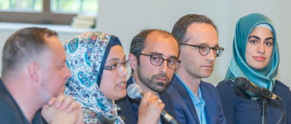 An unterschiedlichen Enden: Falko Liecke (links) und Betül Ulusoy (rechts). Dazwischen: Pinar Cetin aus dem Vorstand des Moscheevereins, Moderator Eren Guevercin und Bundesjustizminister Heiko Maas bei einer Podiumsdiskussion in der Sehitlik-Moschee.