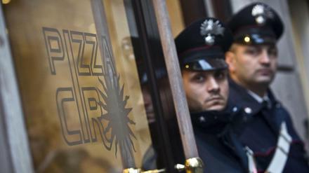 Verhaftungswelle. Polizisten nehmen in Rom 90 Menschen fest, die an der Unterwanderung der italienischen Hauptstadt durch die Mafia beteiligt gewesen sein sollen.