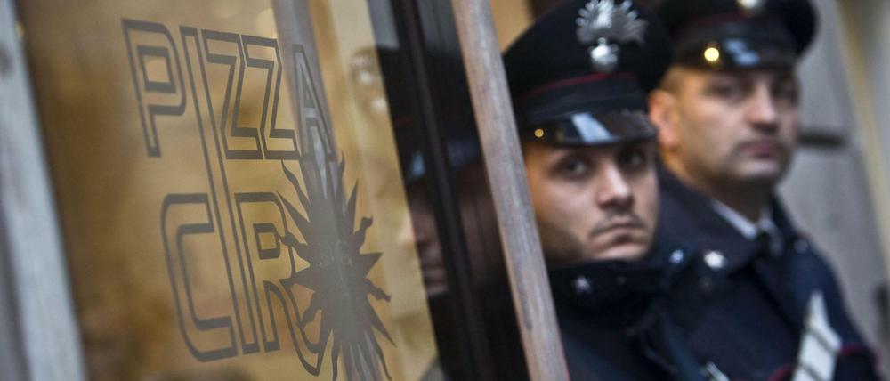 Verhaftungswelle. Polizisten nehmen in Rom 90 Menschen fest, die an der Unterwanderung der italienischen Hauptstadt durch die Mafia beteiligt gewesen sein sollen.