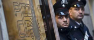 Verhaftungswelle. Polizisten nehmen in Rom 90 Menschen fest, die an der Unterwanderung der italienischen Hauptstadt durch die Mafia beteiligt gewesen sein sollen.