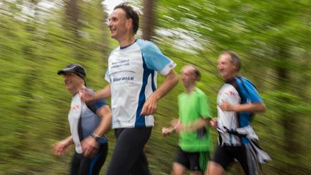 Eine Laufgruppe der Bosch-Mitarbeiter läuft am 27.04.2015 in Gerlingen (Baden-Württemberg) durch den Wald.