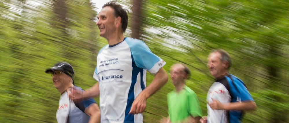 Eine Laufgruppe der Bosch-Mitarbeiter läuft am 27.04.2015 in Gerlingen (Baden-Württemberg) durch den Wald.