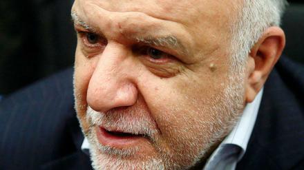 Der iranische Ölminister Bijan Zangeneh vor Gesprächen der OPEC. Der Iran stände angesichts des geringen Ölpreises und der politisch motivierten Überproduktion aus Saudi Arabien auch nach einem Wegfall der Sanktionen unter finanziellem Druck. 