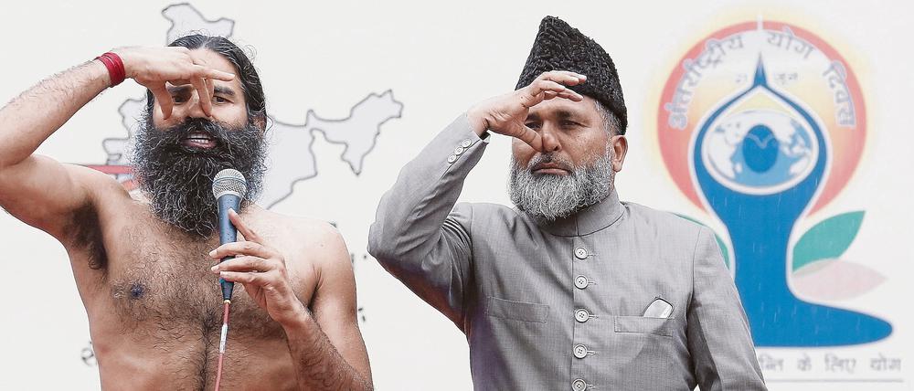 So geht die Wechselatmung. Guru Baba Ramdev (l.) übt gemeinsam mit dem muslimischen Mufti Shamoon Qasmi.