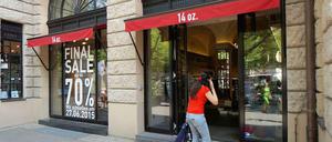Ausverkauf. Bei 14 oz. im Haus Cumberland gibt es ab Ende Juni keine Damenmode mehr. Ob sich der verbleibende Ladenteil halten kann, ist fraglich.