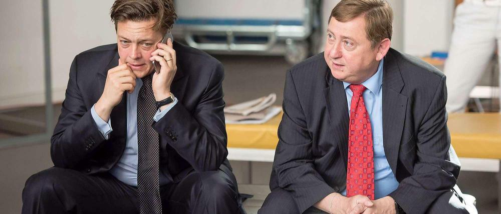 Warten vergeblich auf die NSA-Spähliste: Konstantin von Notz, Obmann der Grünen im NSA-Untersuchungsausschuss (links) und André Hahn, Obmann der Linken, vor dem Beginn der Ausschuss Sitzung am Donnerstag, 11. Mai, im Bundestag.