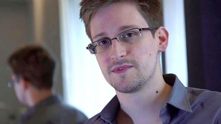 Die USA haben gegen Edward Snowden einen Haftbefehl wegen Spionage und Weitergabe von Regierungsdokumenten erlassen, er lebt im Exil in Moskau.