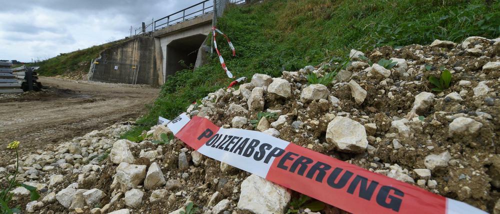 Ein Absperrband der Polizei flattert am 20.10.2014 bei Nellingen (Baden-Württemberg) vor dem Tunnel unter der Autobahn A8, in dem in der Nacht zuvor ein Mädchen von der eigenen Mutter umgebracht worden war.
