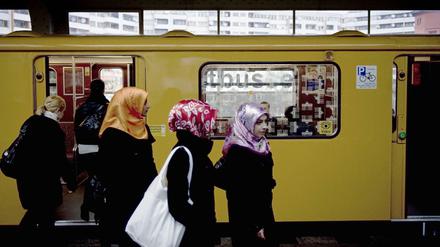 Frauen mit Kopftuch am U-Bahnhof Kottbusser Tor in Berlin-Kreuzberg.
