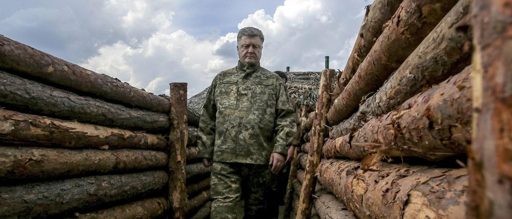 Präsident Poroschenko in Kampfgräben nahe Mariupol. Die Auseinandersetzungen nehmen an Schärfe wieder zu.