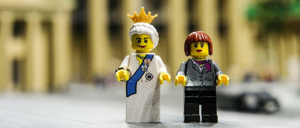 Die Queen (l) in Berlin - hier mit Bundeskanzlerin Angela Merkel im Legoland als Legofiguren vor dem Brandenburger Tor aus Spielzeugsteinen.